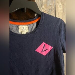 Sperry Topsider size medium navy blue with hot pink emblem short sleeve tee